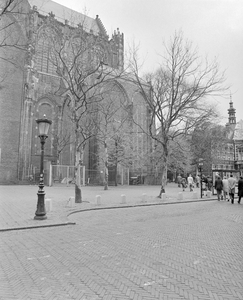 882283 Gezicht op de westelijke gevel van de Domkerk (Domplein) te Utrecht, vanuit het westen.